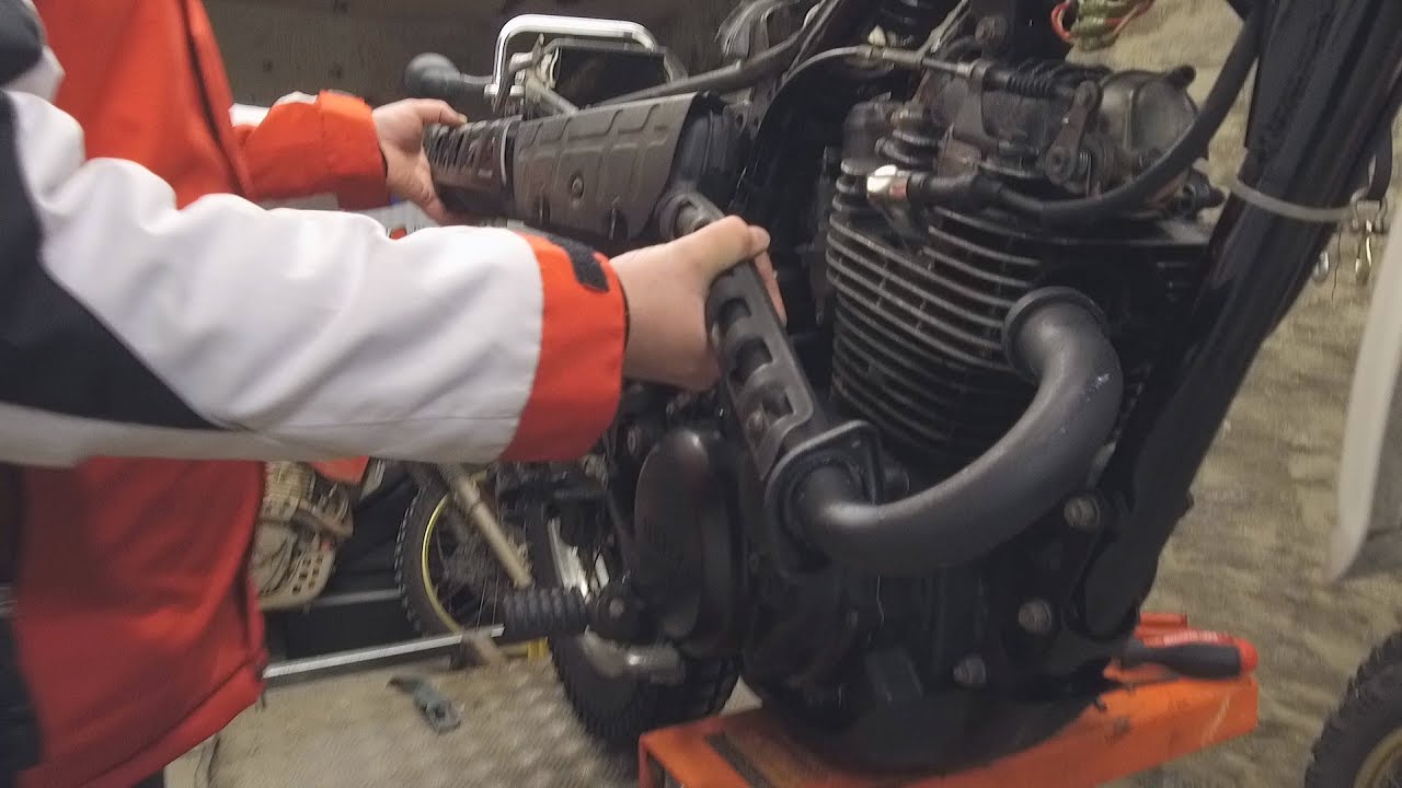 Yamaha XT 250 Servicearbeiten  Auspuff und Vergaser montieren