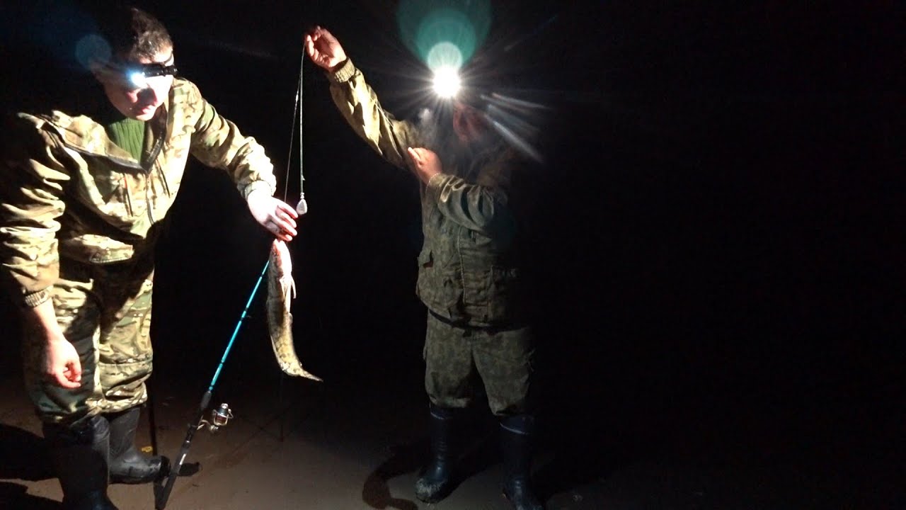 КАК АРХАНГЕЛЬСКИЕ ПАЦАНЫ, ПЕРВЫХ НАЛИМОВ ДОСТАВАЛИ! ДОНКИ НА ПЕСКЕ, БРОСИЛИ СЕТИ \ РЫБАЛКА В НОЧЬ Ч2