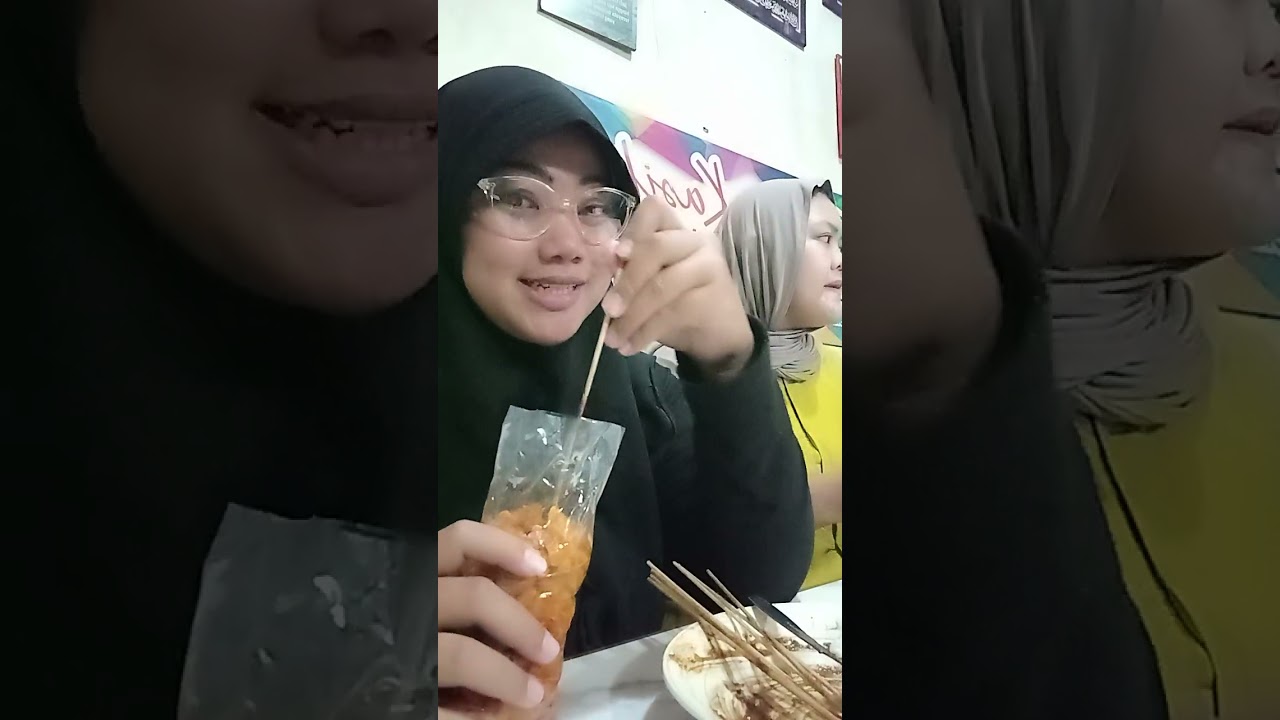 Gabut, keluar, cari makan eh nemu sate sama Siti my bestie 🍢🍡🍚🍱 (SOK ASIK BANGET OBROLAN NYA)