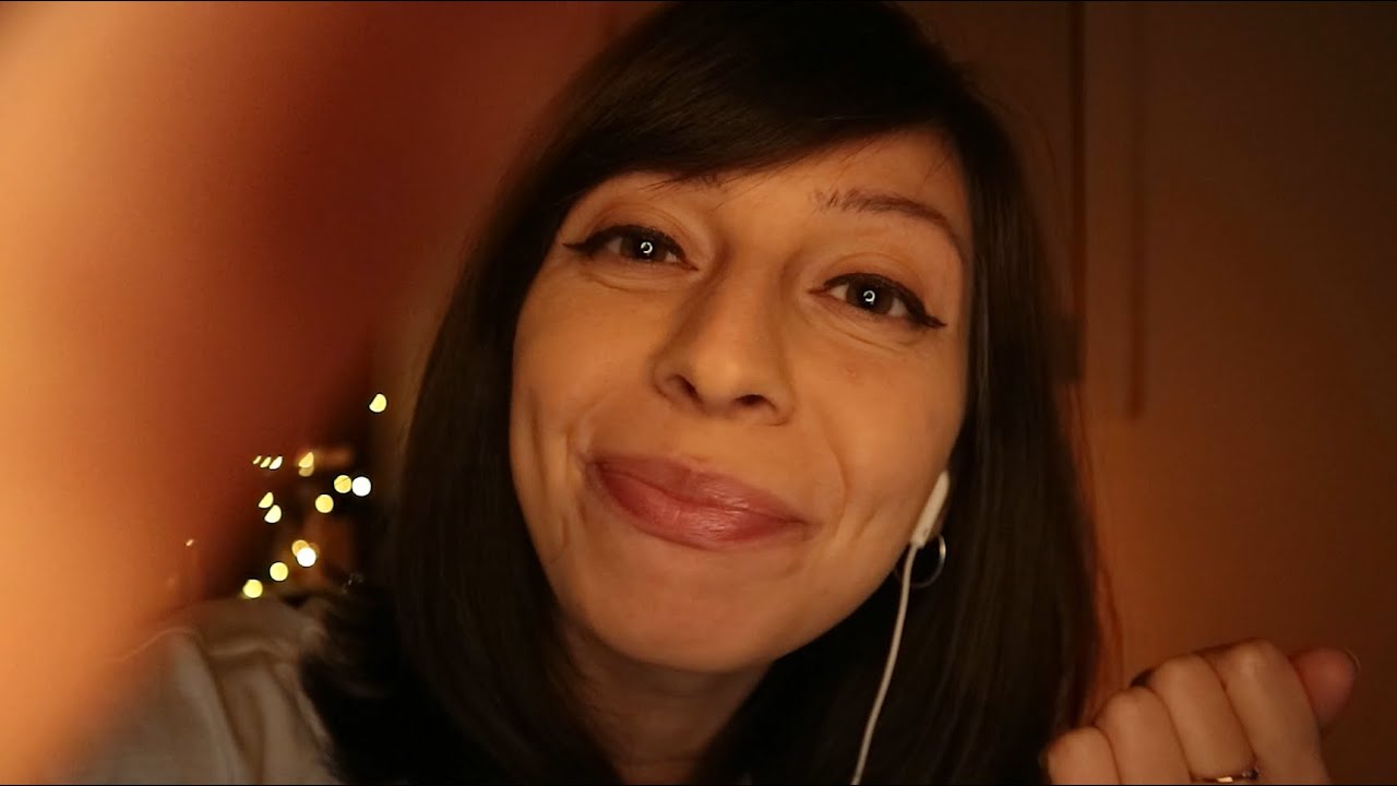 ASMR | TI METTO A DORMIRE | SUSSURRI + TRIGGERS | TAPPING | PLUCKING | CAREZZE | MANO SULLA FRONTE