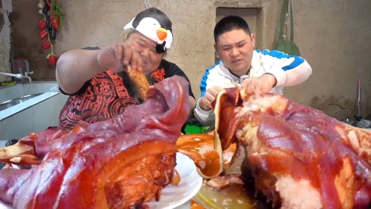 Monkey King stews a whole pig's head, usually half of which is braised and half smoked!