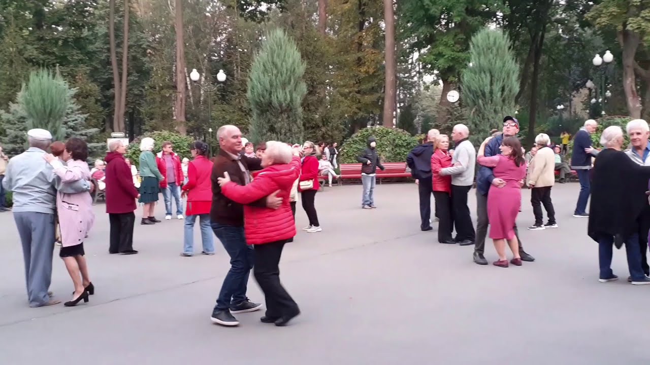 КОХАННЯ ЗОЛОТО!💗👍💃🕺/КРАСИВЫЕ ТАНЦЫ В ПАРКЕ ГОРЬКОГО ХАРЬКОВ ОКТЯБРЬ 2020