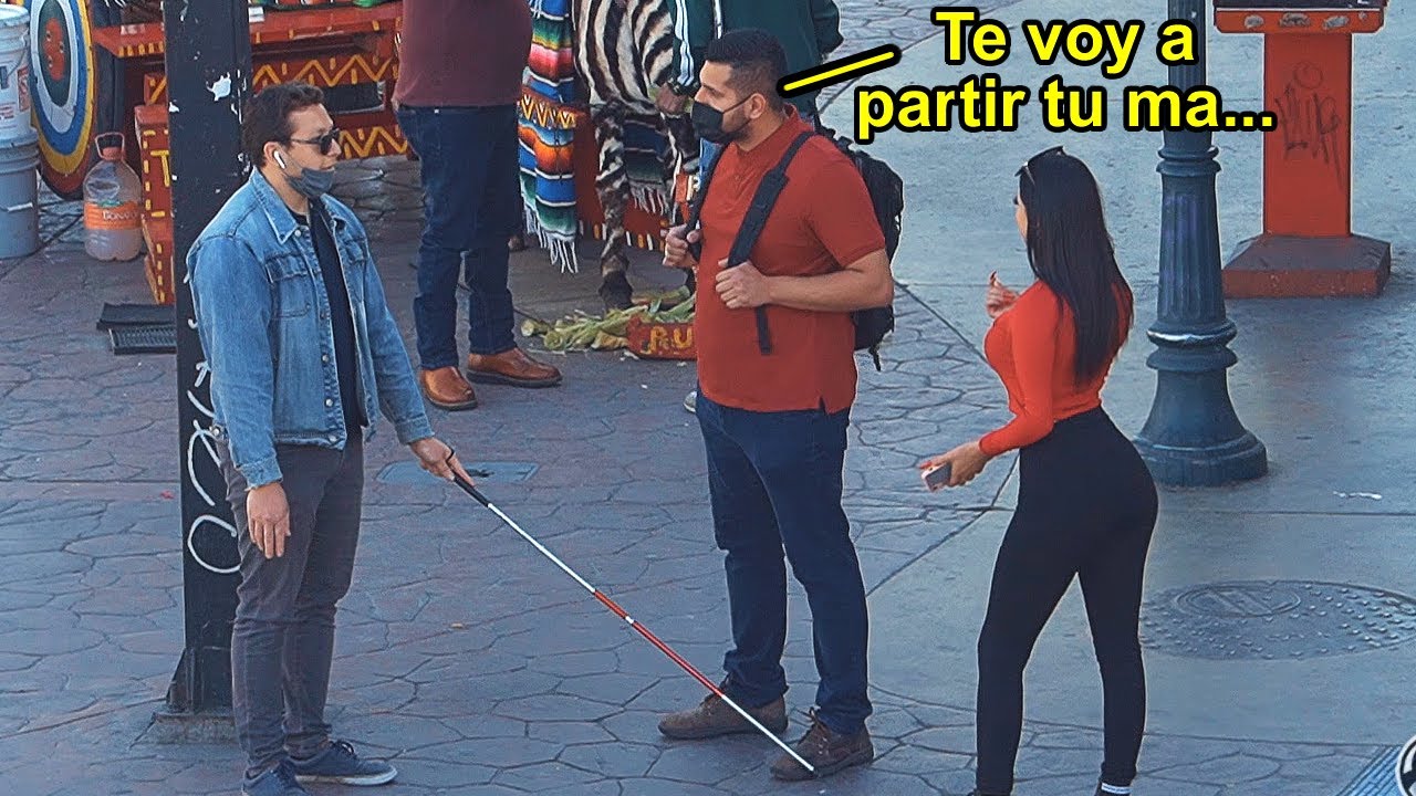 Tu me Nalgueaste? 😨 No fue el ciego!! 😎 | Bromas en la calle - Bufones.net