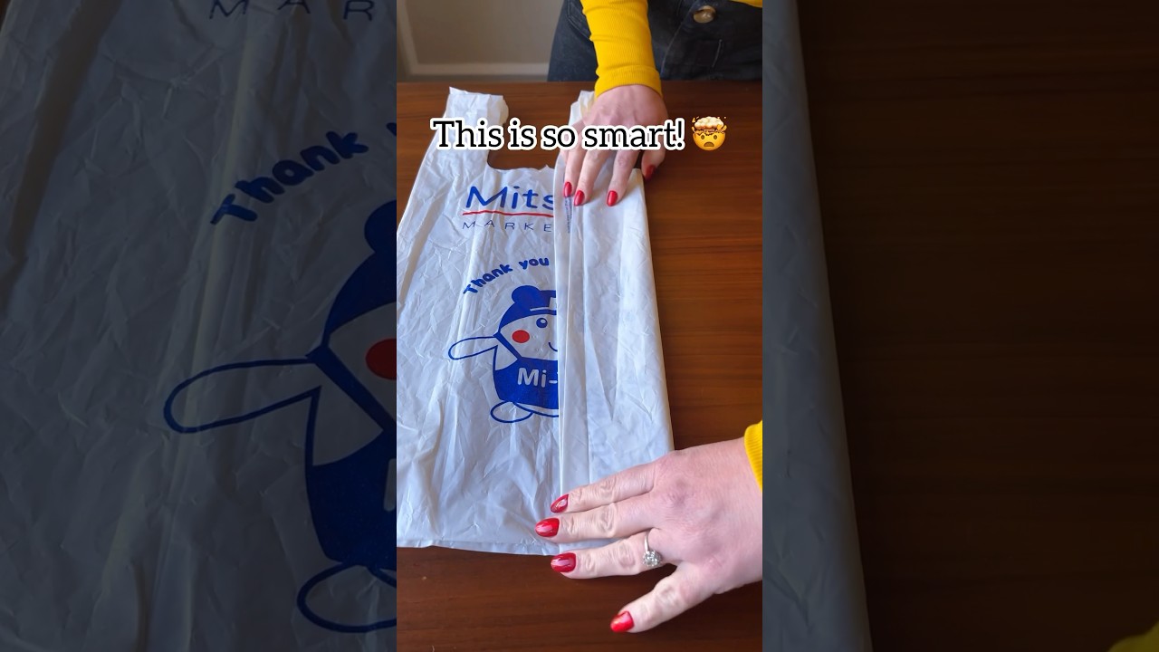 🛍️This folding #hack if perfect for storing plastic shopping bags! #Recycle #reuse #lifehacks