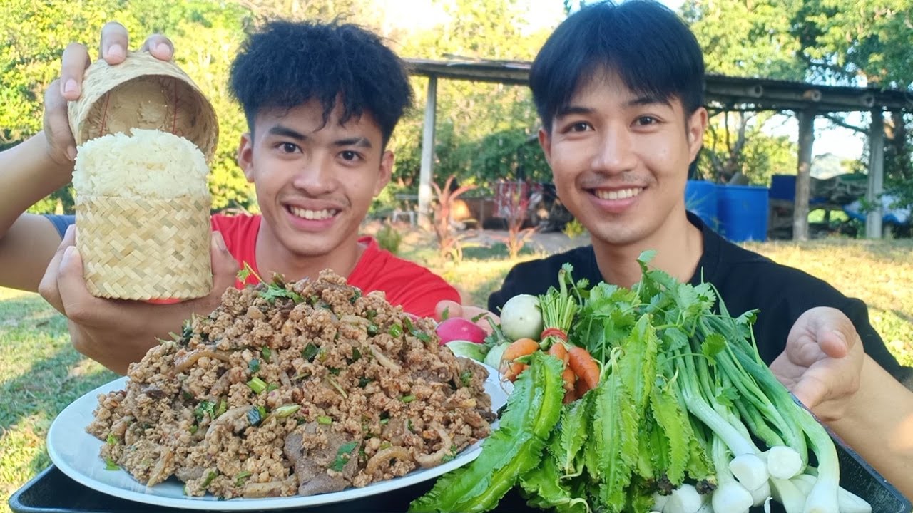 ลาบหมูรสเด็ดงานวัด มากินด้วยกันนะครับอร่อยมาก.