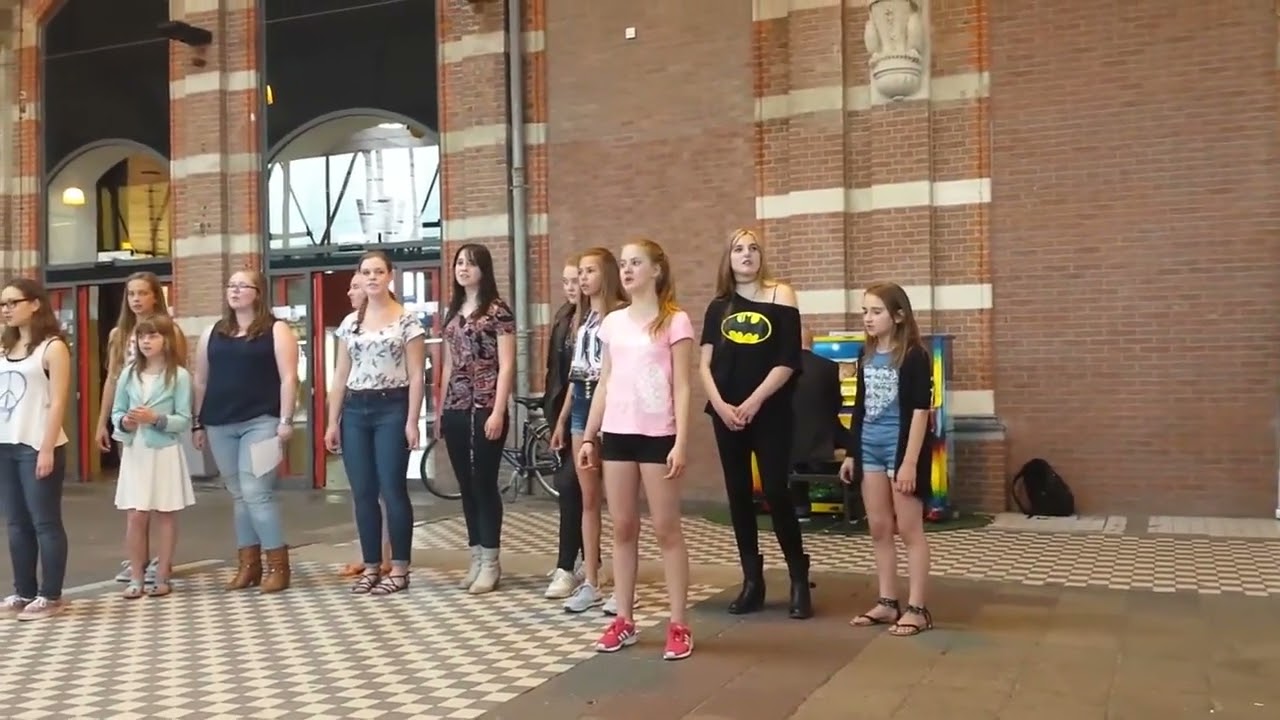 Gotye - Somebody that I used to know (teen choir & public piano cover) in Nijmegen, the Netherlands