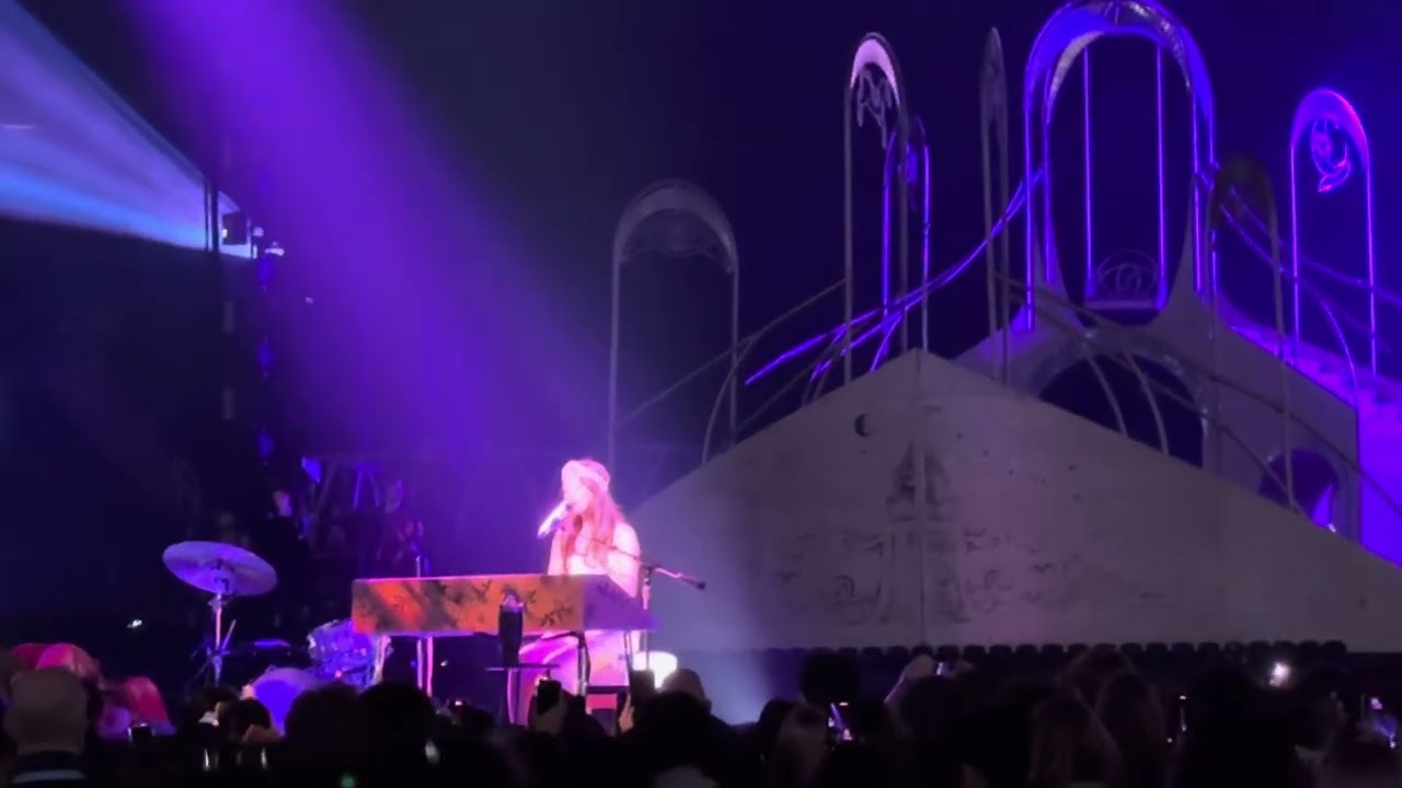 “Let You Break My Heart Again” Performed by Laufey, Live at Madison Square Garden (10/16/25)