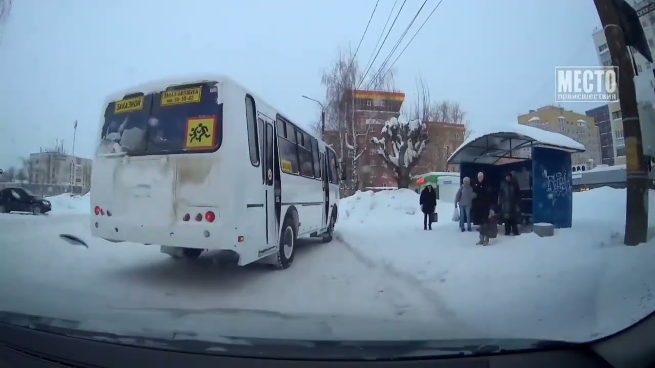 Автобусник показал поворот налево, а поехал направо