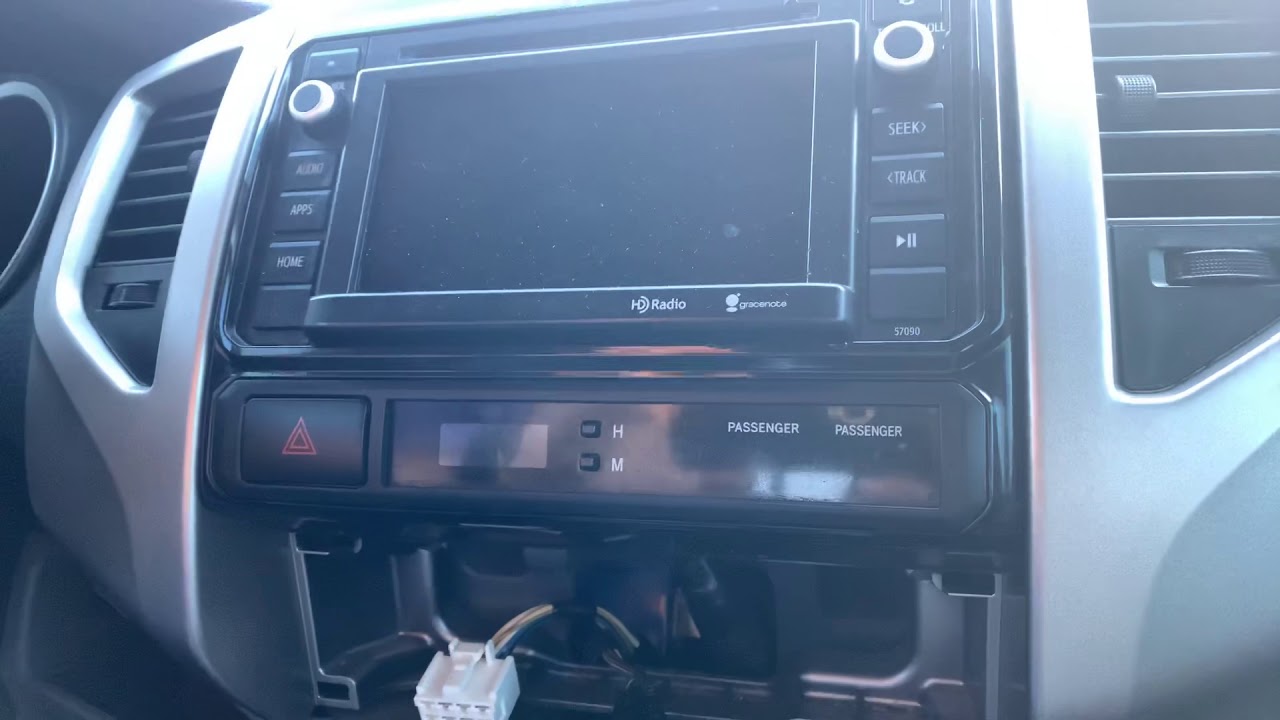 Замена радиоприемника Toyota Tacoma 2014 года