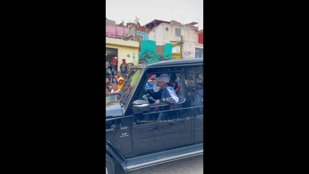 Así llegó Santa Fe Klan a regalar juguetes a su barrio...