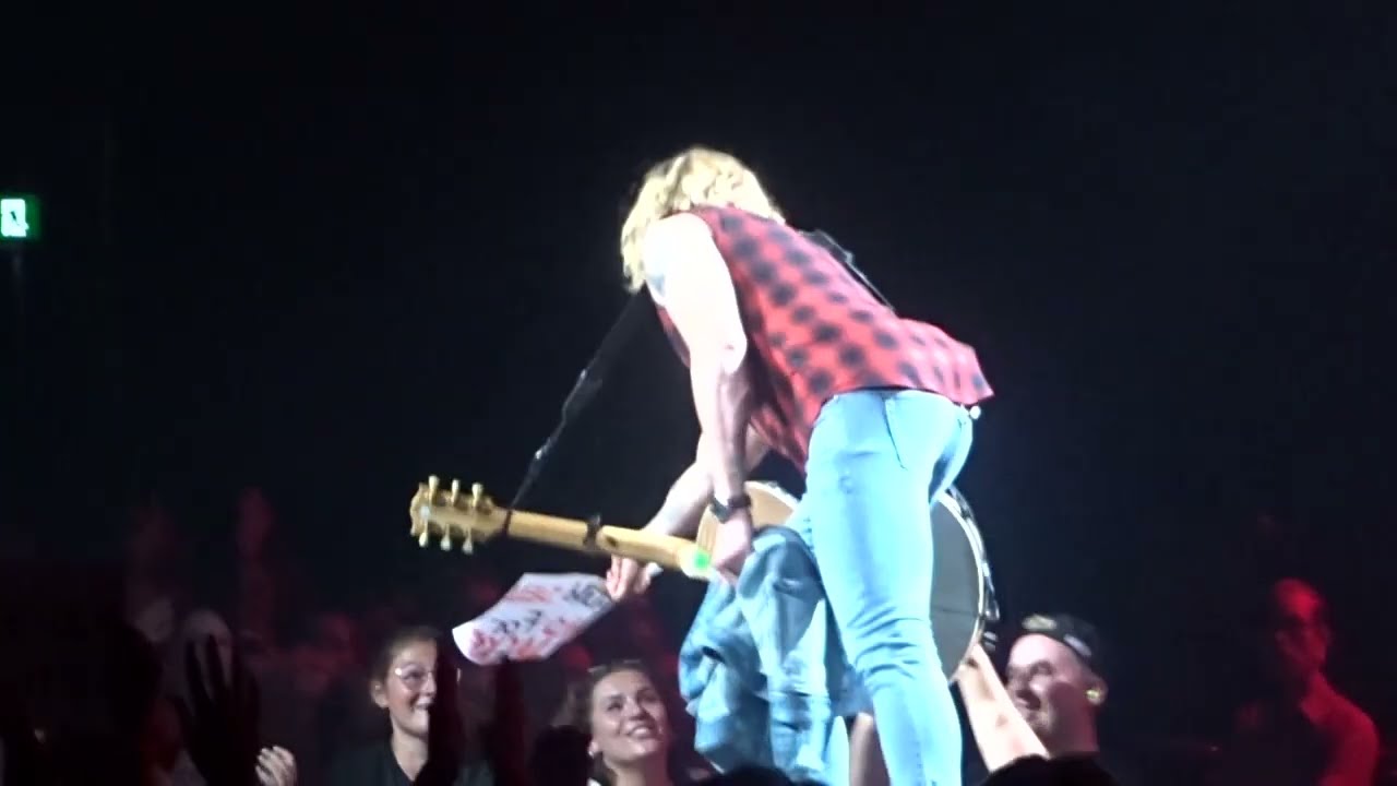 Sunrise Avenue - Samu verschenkt die Jacke @ Mercedes Benz Arena Berlin