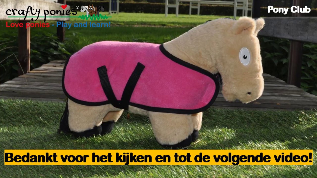 Fleecedeken opdoen op de Crafty Ponies paardenknuffel