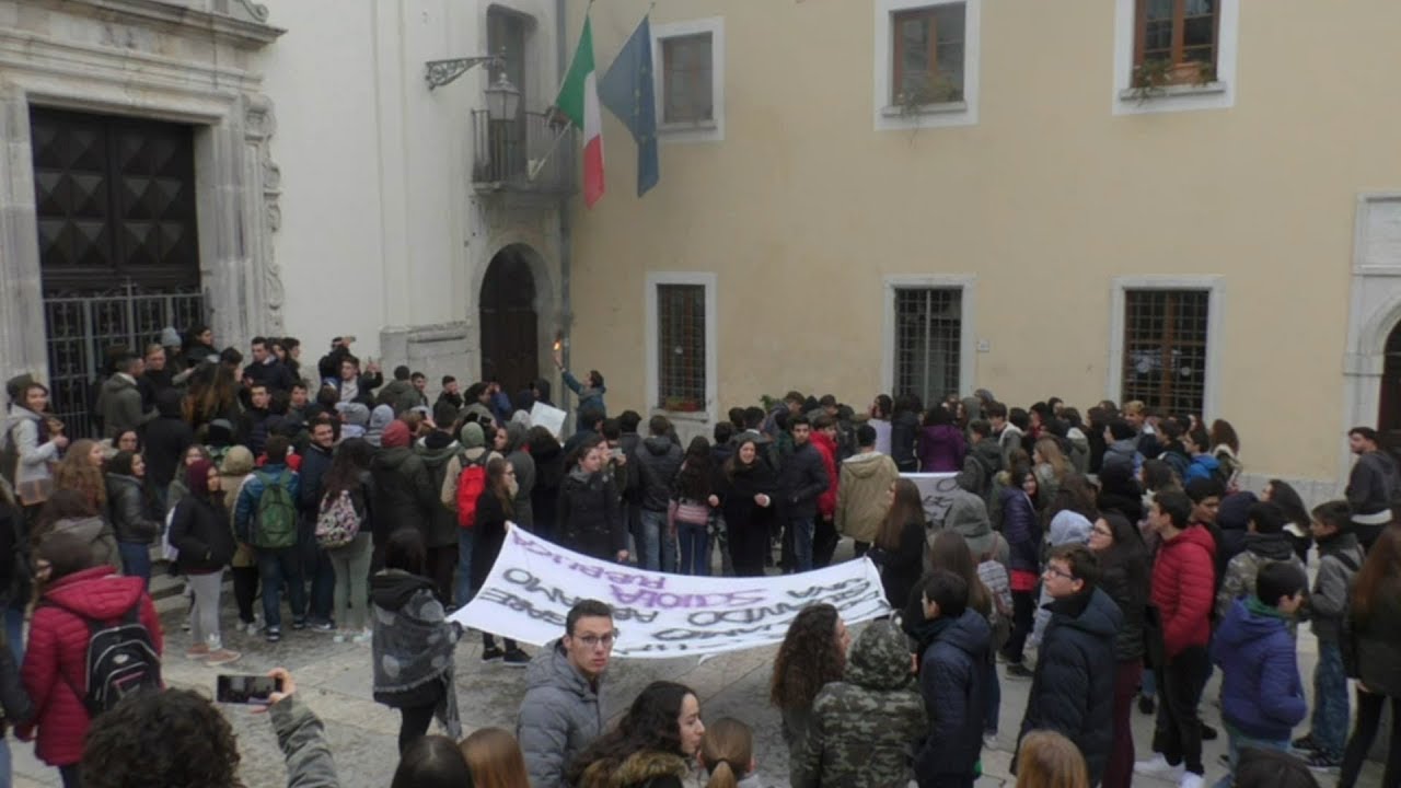 Protesta degli studenti del Classico di Mirabella. Vogliono spostarsi al Passo.