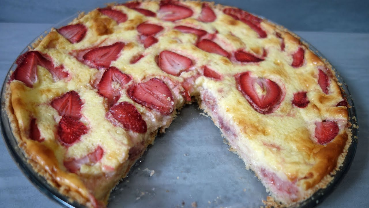 Tarta z truskawkami i kremem budyniowym na spodzie z kruchego ciasta