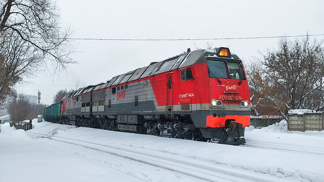 Тепловоз 2ТЭ25Км-0434 с вывозным грузовым поездом заходит на станцию Перово. 