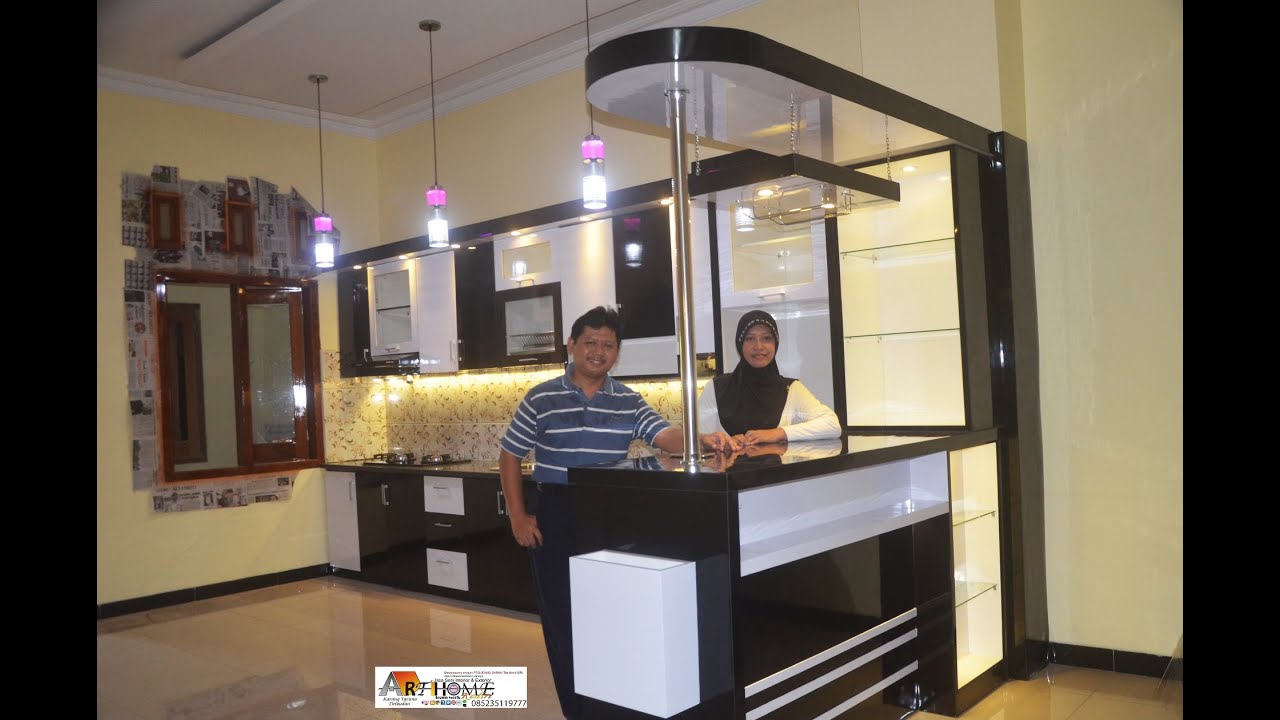 Interior trenggalek-Kitchen set minimalis modern dan minibar yang cantik,menarik & artistik