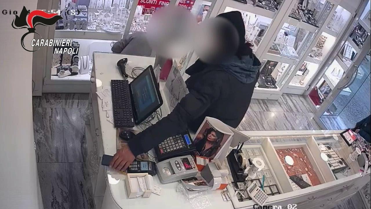 Napoli, furti con la tecnica del giornale o della giacca: fermato ladro seriale