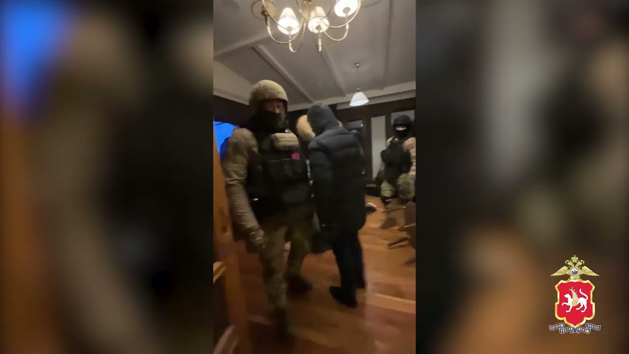 Троих подозреваемых в вымогательстве 20 млн рублей задержала в ресторане в Казани полиция Татарстана