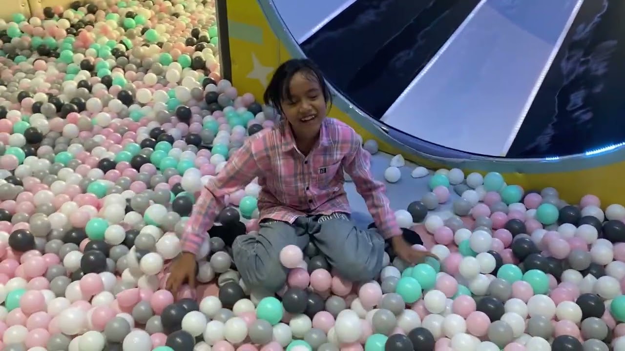 jalan jalan ke mall main main di playground seru bangettt 