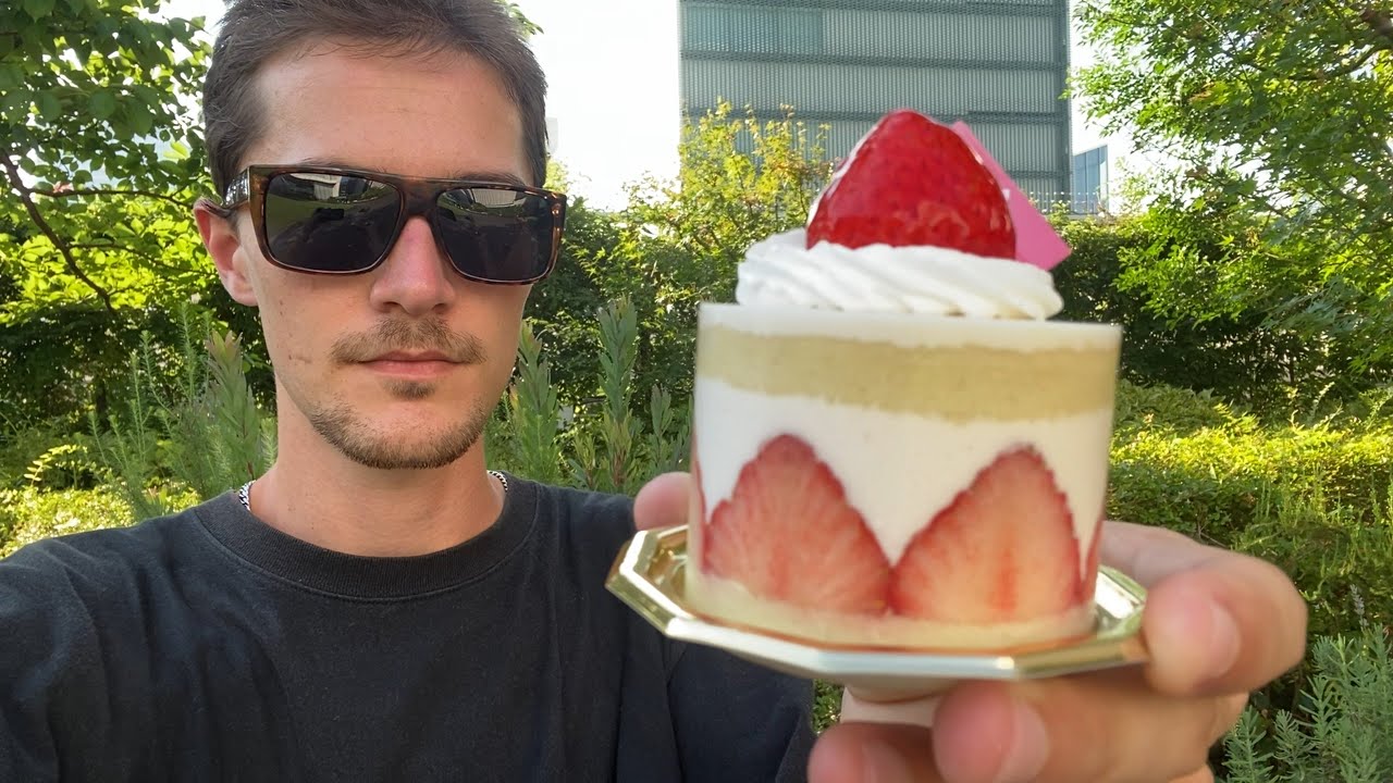 Поесть клубничный торт за 7 долларов на террасе на крыше в Гинзе