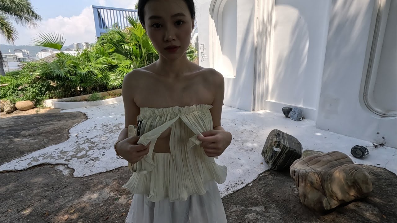美美的可可穿我们proudfox设计的两款服装，在民宿漫步