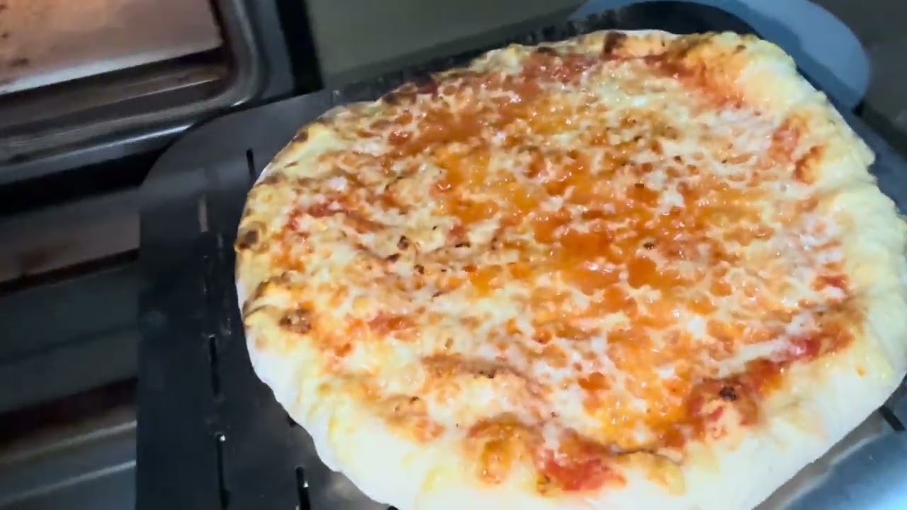 Cheesy pizza in G3 Ferrari Pro 2 @Amaterpizza 