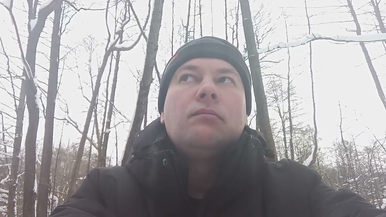Plain air artist Simon Kozhin on Churilikha river in Kuzminki park