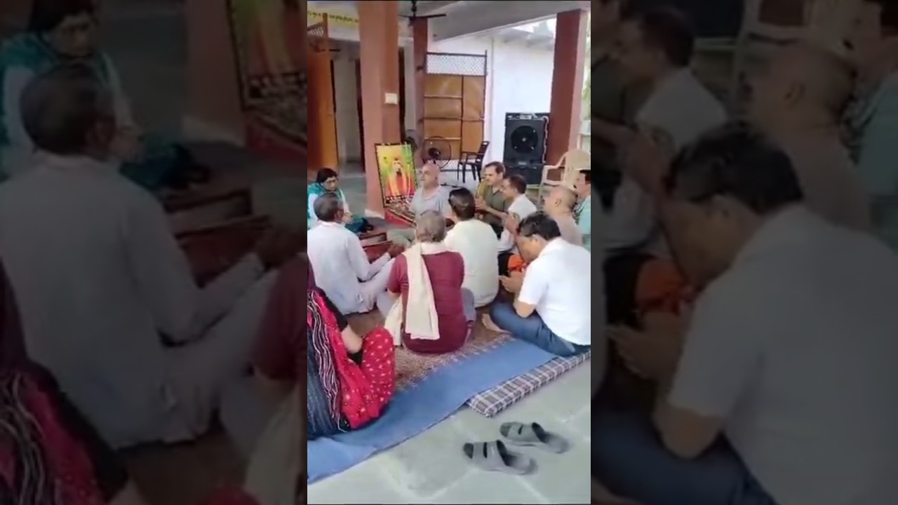 परम पूज्य गुरुदेव के साथ भक्तों द्वारा श्री सिद्धेश्वर महादेव के दरबार में कीर्तन