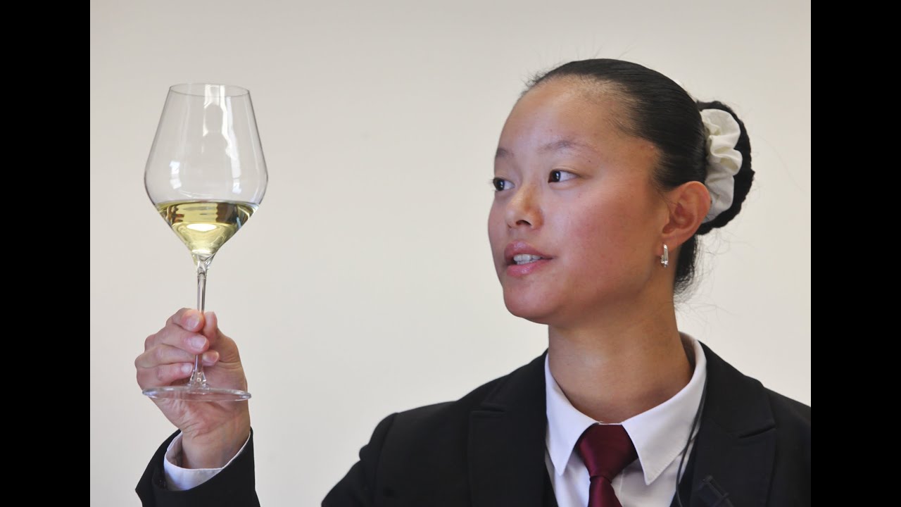 Trophée des jeunes sommeliers Châteauneuf-du-Pape - finale Loélie Leclerc de La Vague d'or St-Tropez