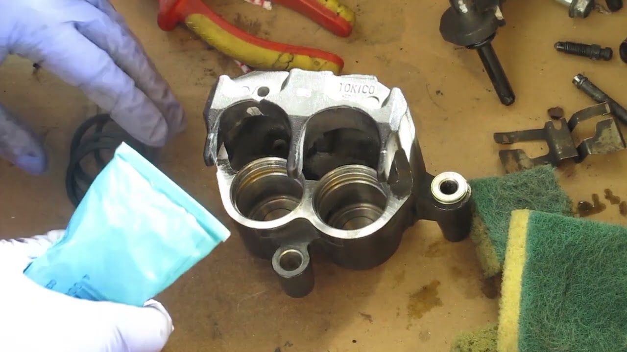 Overhauling front brake calipers of a Suzuki DR 650