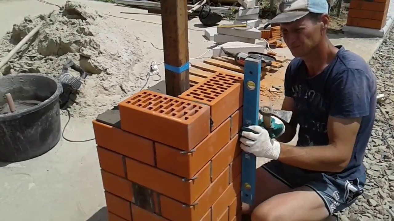 Кладка столбов из облицовочного кирпича.