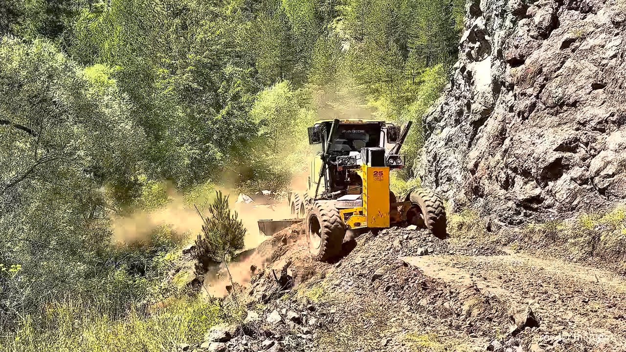 Czy r&oacute;wniarka Deere 670 była w stanie naprawić drogę nad przepaścią? #r&oacute;wniarka #r&oacute;wniarkamotorowa