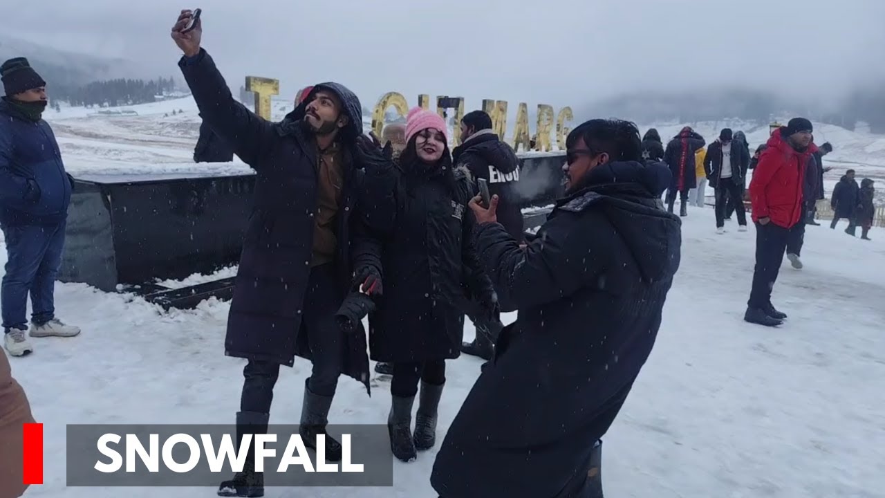 Heavy Snowfall Delights Tourists in Gulmarg