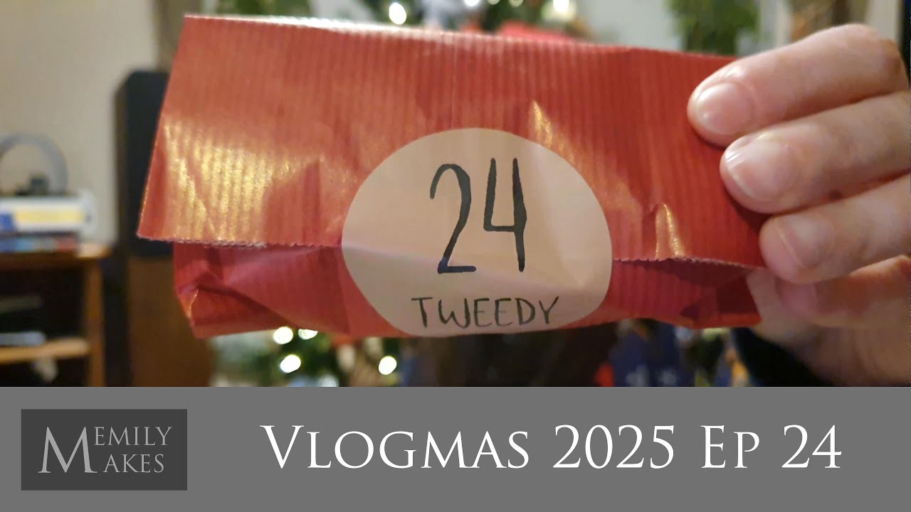 Vlogmas 2025, выпуск 24 — Открытие рождественских подарков и новости проекта.