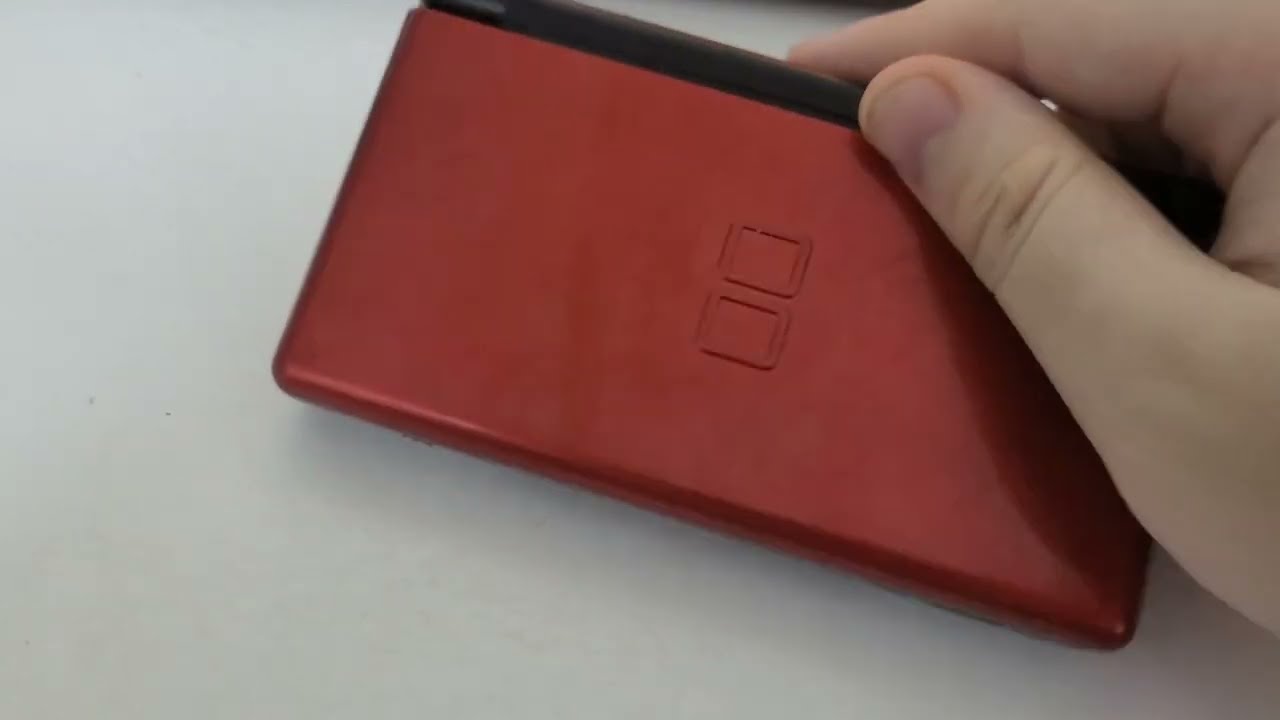 Repairing a burnt-out screen on a Nintendo DS Lite (polarizer change) - vinegar syndrome.