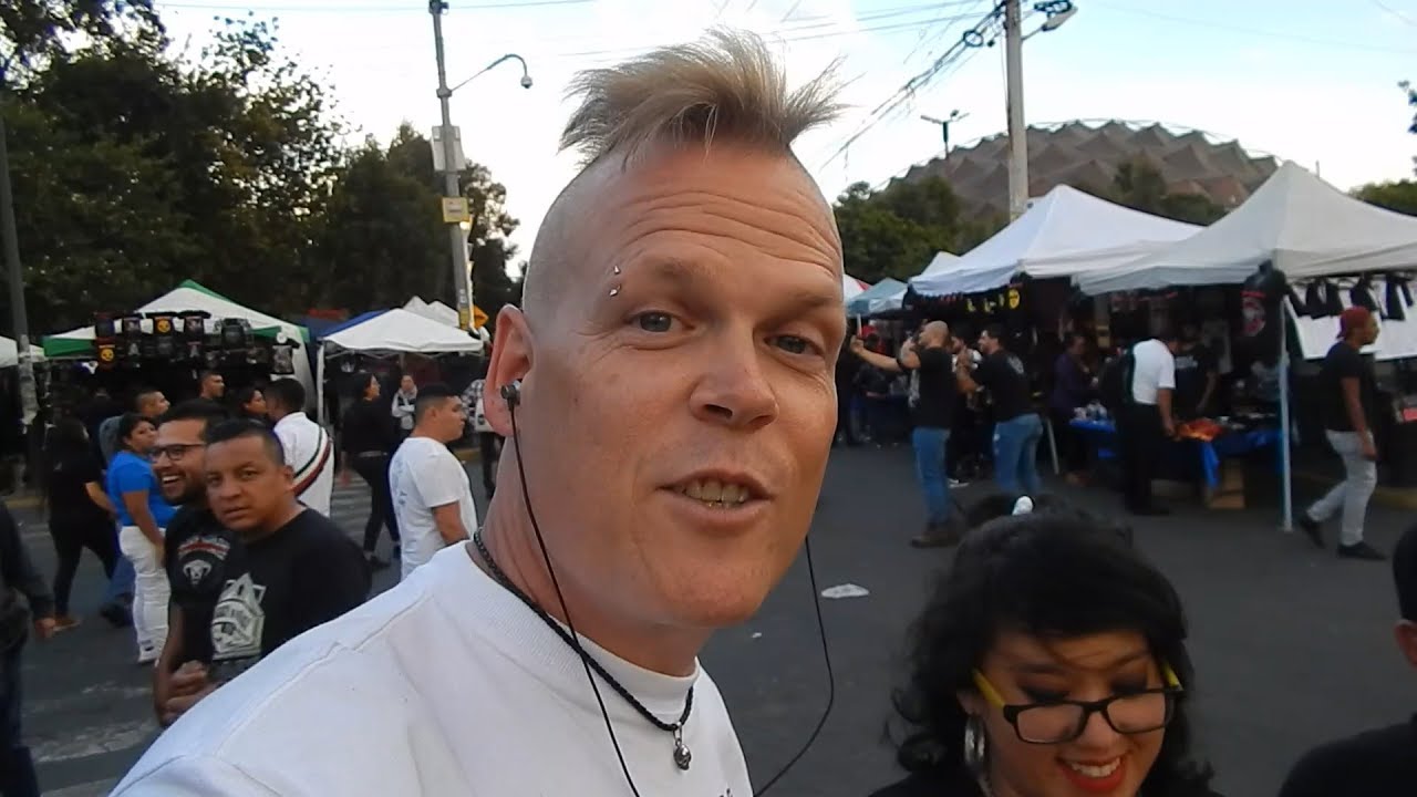 Iron Maiden - Mexico City 2019 - Tour of bootleg merch stands (first night)