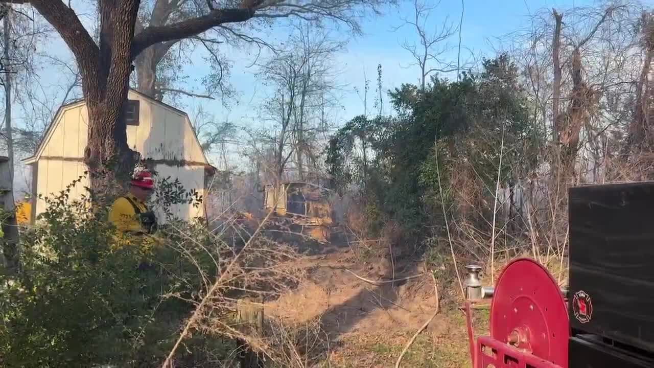 Crews contain Smith County grassfire that threatened nearby home