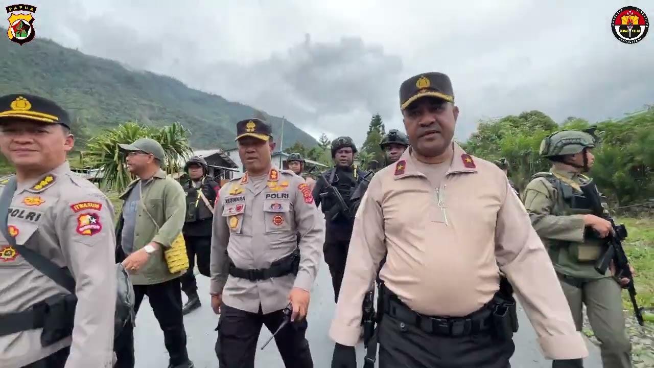 Kapolda Papua Tengah Pimpin Patroli Jalan Kaki dan kunjungi pos merah putih di Kab. Puncak Jaya