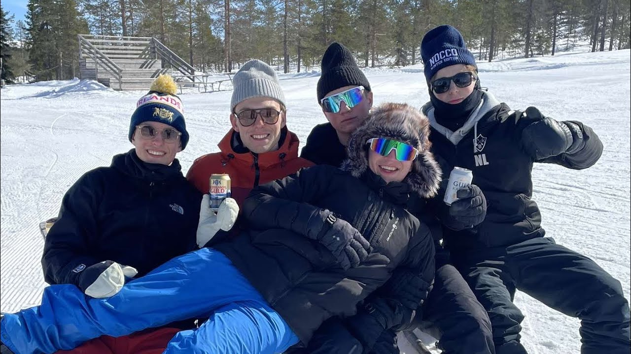 Gammal skidresa med grabbarna grusa