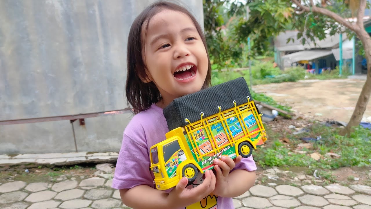 Mengumpulkan Mainan Truk Oleng Bersama Madina, Truk Molen, Mobil Bus, Ambulance, Mobil Polisi, Truk.