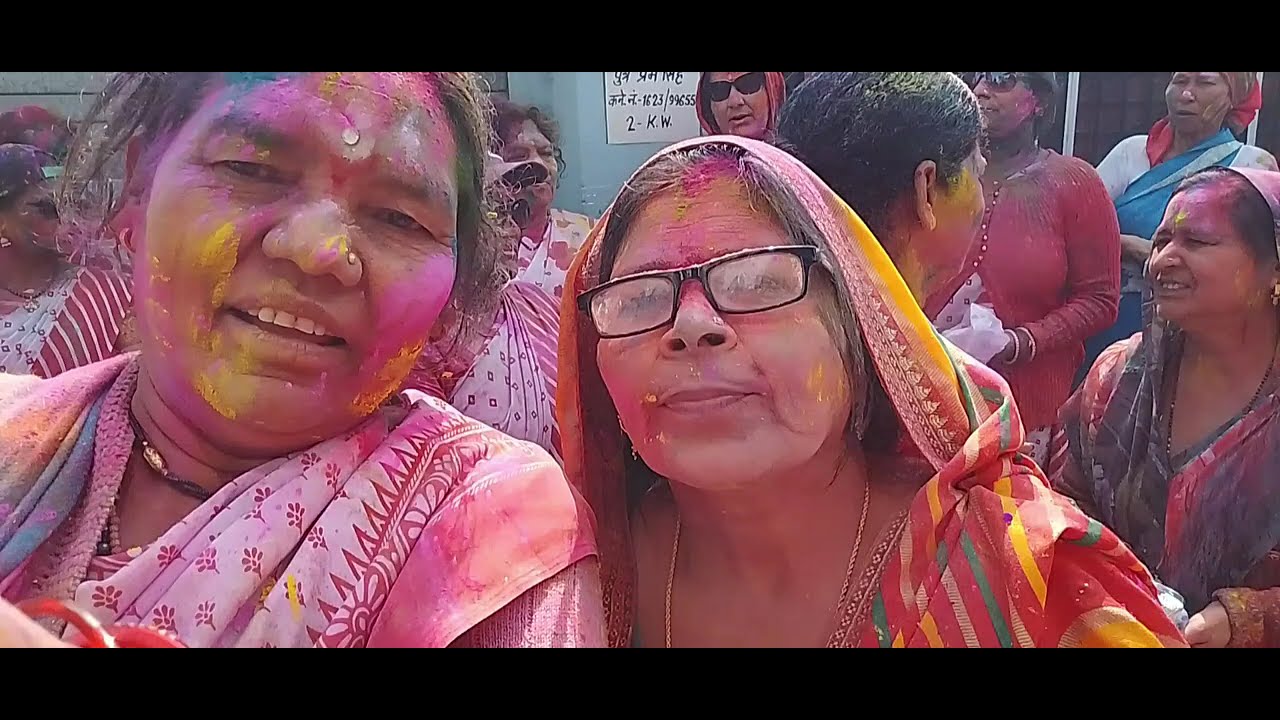हमारी होली में मुंबई की हीरोइन आई है कितनीसुंदर लग रही है 