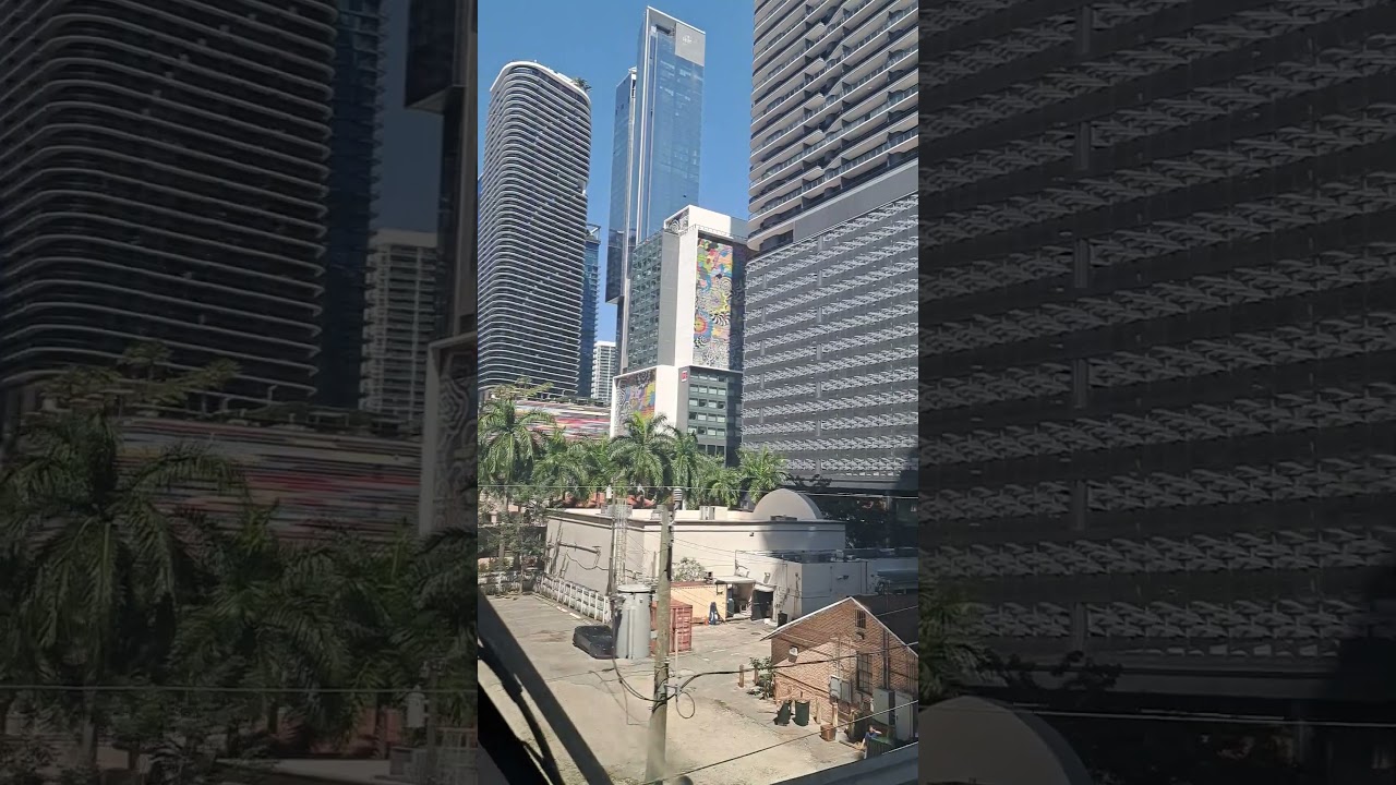 Mit dem Metromover durch die Hochhäuser Miamis cruisen.