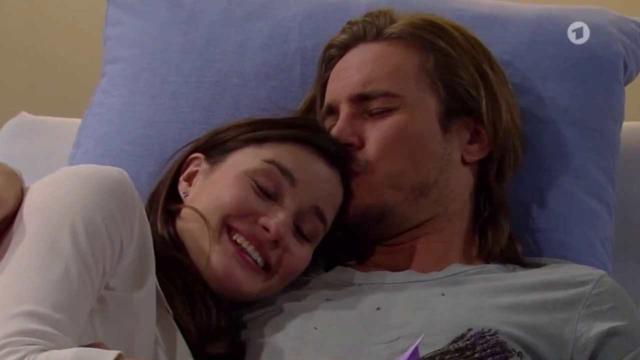 Clara und Adrian - Adrian küsst Clara | Sturm der Liebe