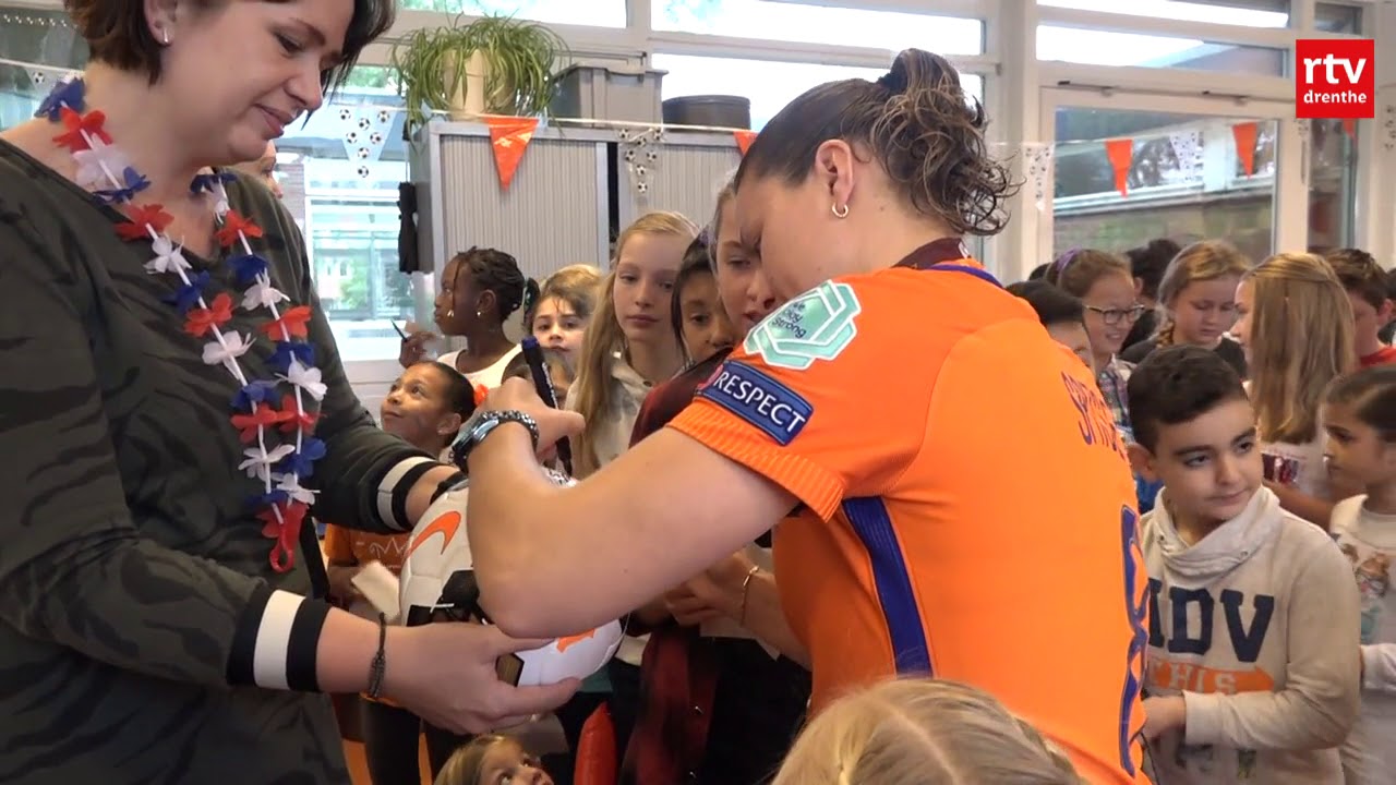 Voetbalster Sherida Spitse bezoekt basisschool in Emmen