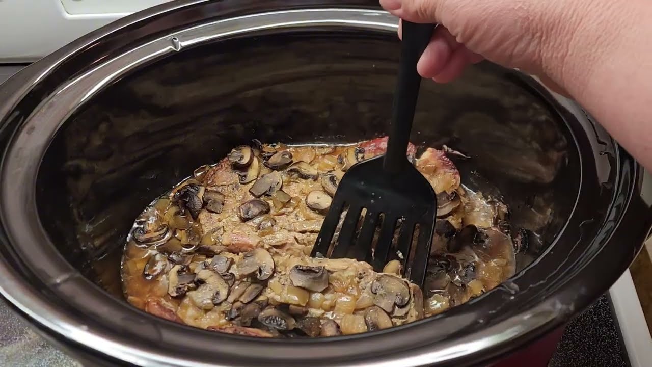 Тушеная свиная вырезка с луком и грибами | Простое и сытное блюдо