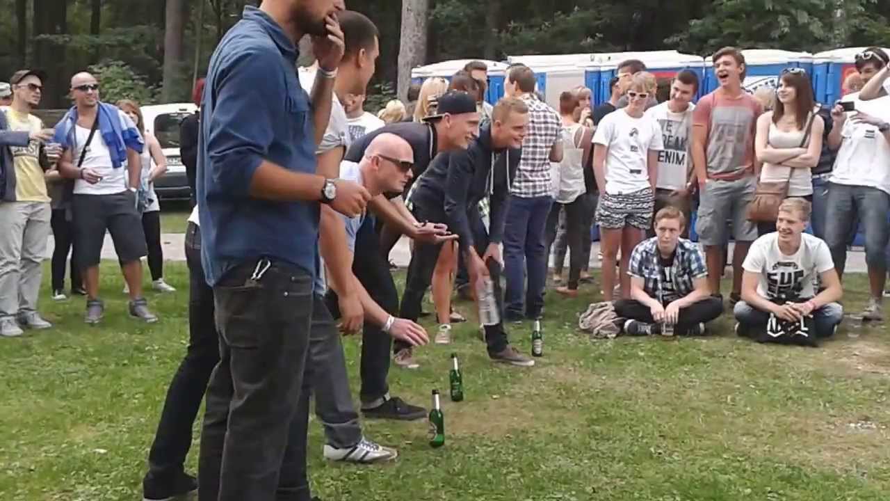 Kraftklub spielen Flunkyball @ Kosmonaut Festival