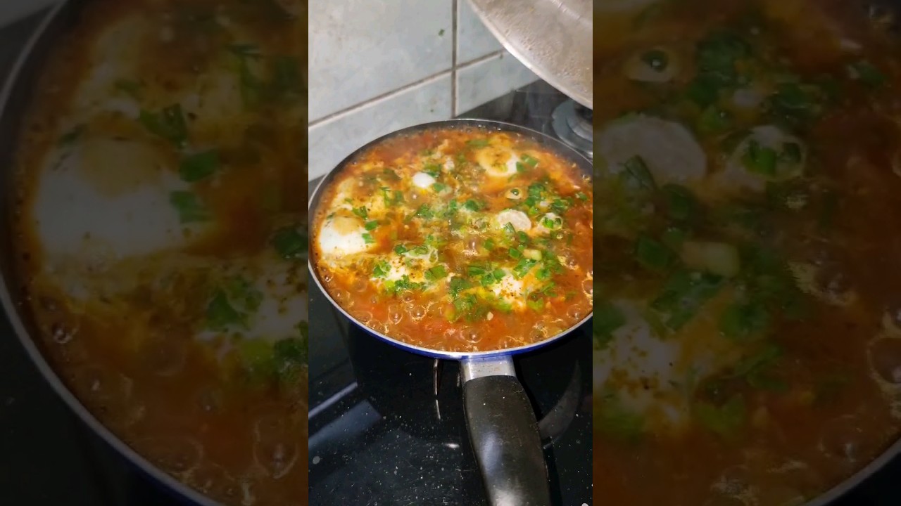ovos cozidos ao molho de tomate