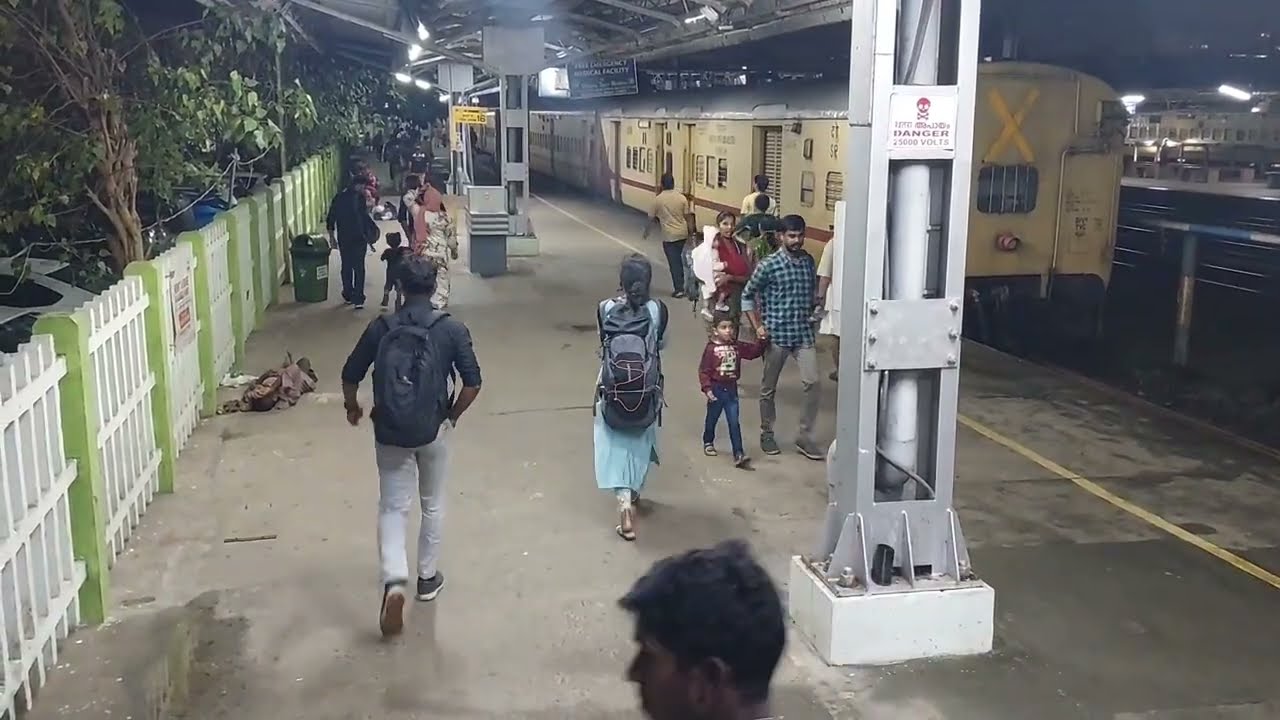 Ночная жизнь на железнодорожной станции Эрнакулам-Саут 🚉