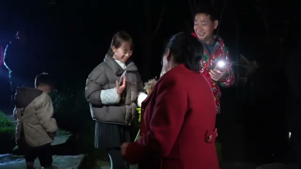 元宵节在二姐家偷青菜烫火锅，围着柴火灶就开吃，农村生活真热闹 #农村生活#农村习俗#元宵节偷青#烫火锅 #热闹的一家人