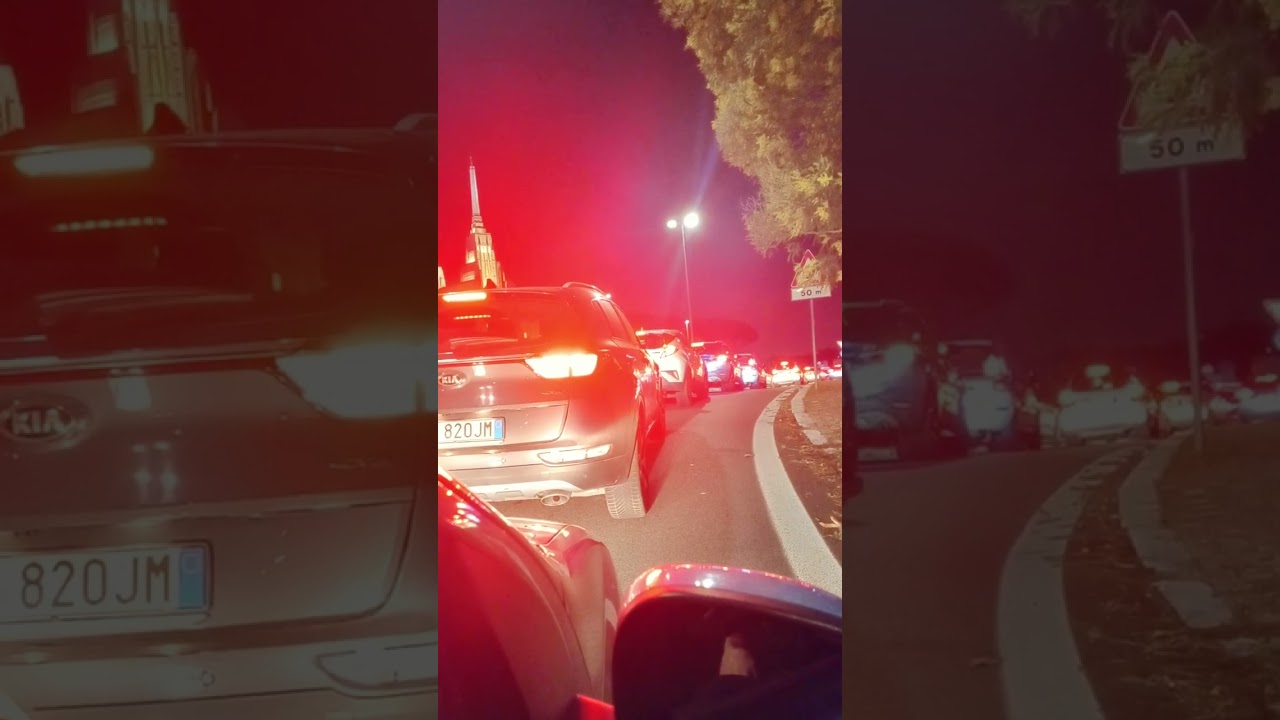 Macchina taxi la navetta parcheggio centro commerciale porta di Roma fino a Roma via grazia Deledda 